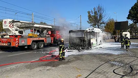 Otobüs cayır cayır yandı