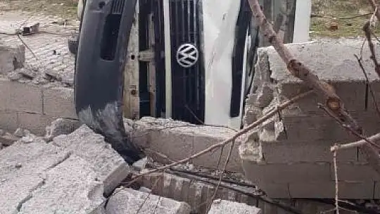 Yoldan çıkan minibüs evin duvarına çarptı: 1 ölü, 1'i ağır 5 yaralı