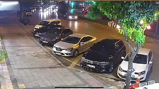 Yolun karşısına koşan gence otomobil çarptı, o anlar kameraya yansıdı