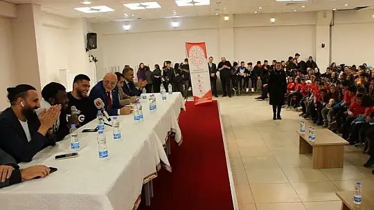 Kayserisporlu futbolcular öğrencilerle buluştu