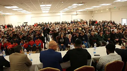 Kayserisporlu futbolcular öğrencilerle buluştu