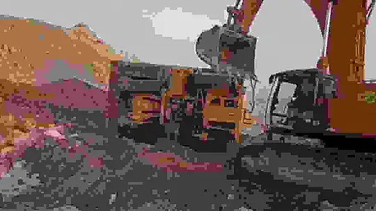 Zemin kaydı dev kamyon devrilip yandı, sürücü yaralı kurtuldu