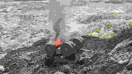 Zemin kaydı dev kamyon devrilip yandı, sürücü yaralı kurtuldu