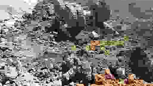 Zemin kaydı dev kamyon devrilip yandı, sürücü yaralı kurtuldu