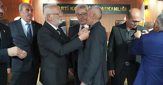 AK Parti Kayseri Teşkilatı'na 13 isim katıldı: CHP'den meclis üyeleri, DEVA'dan İl Başkanı, Teşkilat Başkanı, İlçe Başkanları...