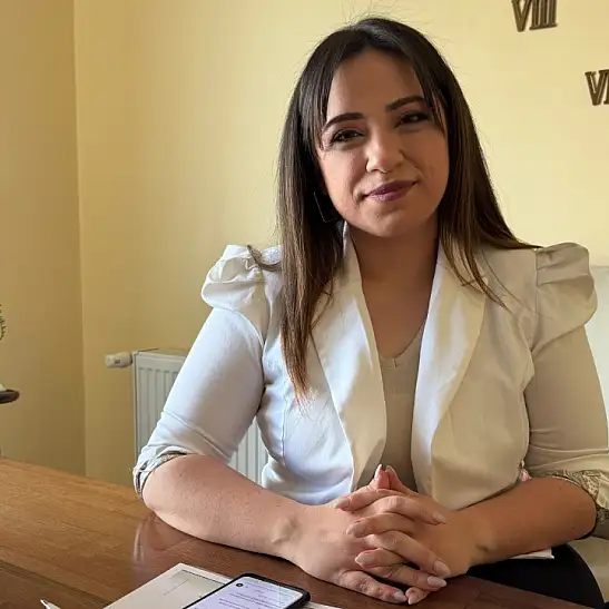 Aynı kanepede oturuyorlar ama birbirlerinden uzaklar! İlişkileri sessizce bitiren tehlike