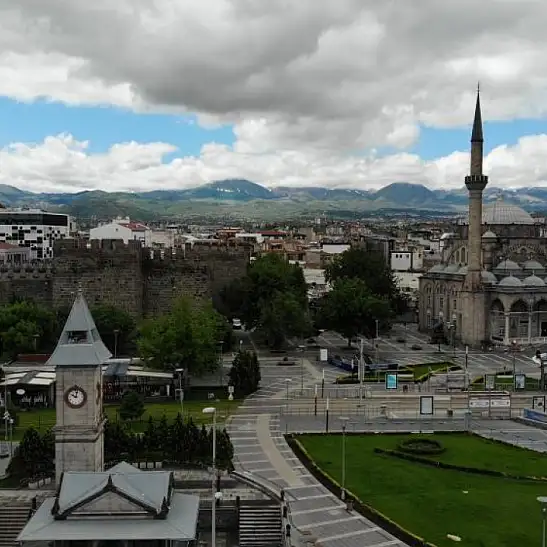 Cemre Ramazan’ın ilk gününde havaya düşüyor!