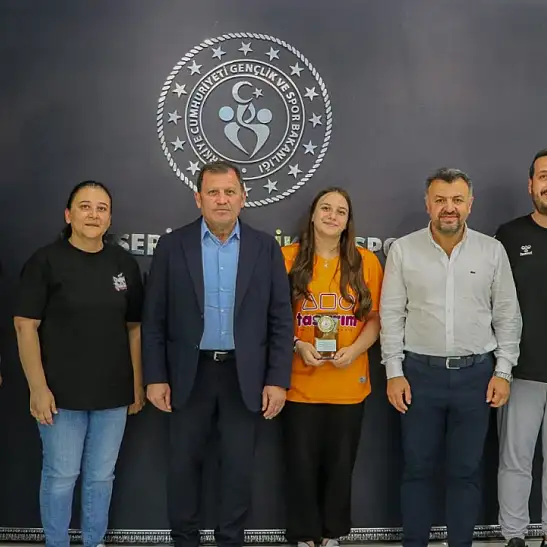 Kayserili milli yüzücü Berilay Batur, Bulgaristan'dan 3 madalyayla döndü