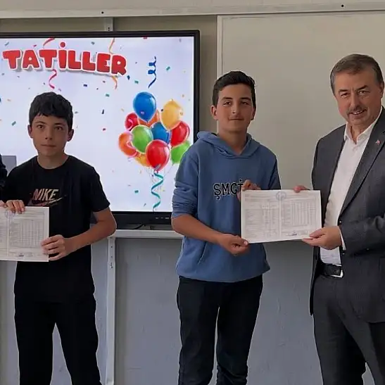 Yeşilhisar’da karne coşkusu: İlçe protokolü öğrencilerin sevincine ortak oldu