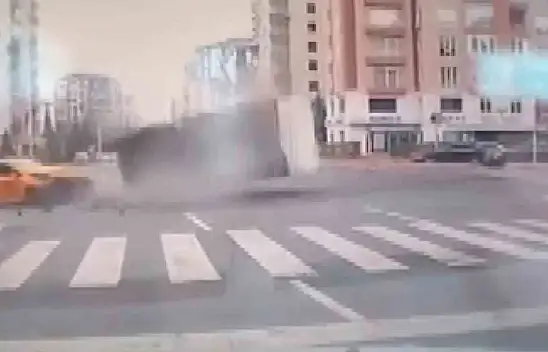 Kayseripark önündeki kaza kameralara böyle yansıdı!