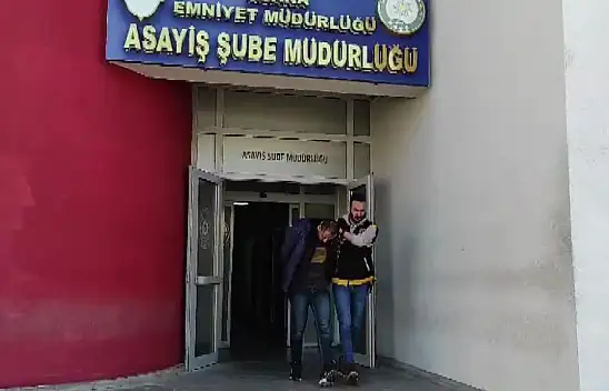 Adana'da bir kadın çocuğuyla kamyonet çaldı