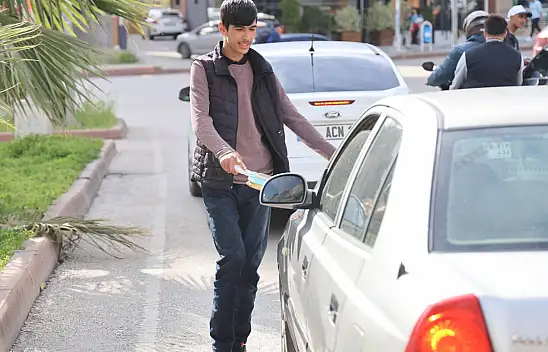 Adana'da cam silme bahanesiyle....