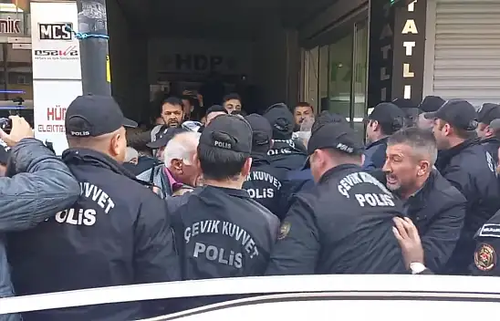 Adana'da İzinsiz Toplanan Gruba Polis Müdahalesi!