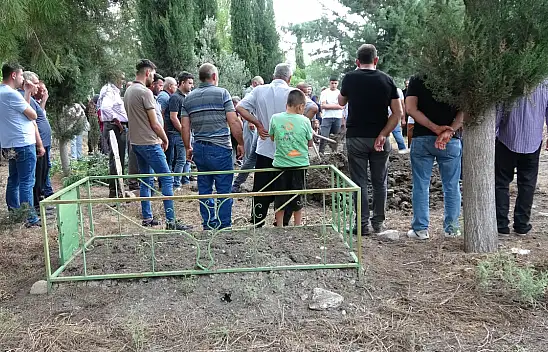 Adana'da köpeklerin saldırısına uğramıştı - Yaşlı kadın toprağa verildi...