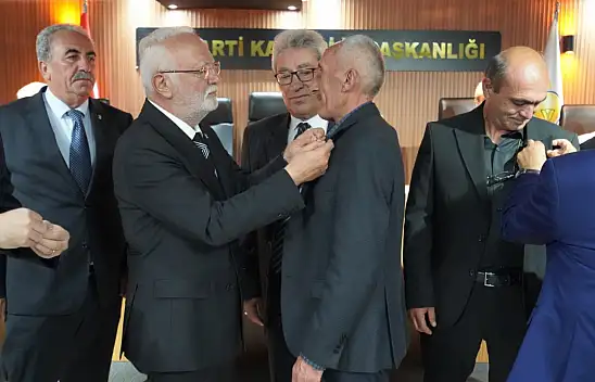 AK Parti Kayseri Teşkilatı'na 13 isim katıldı: CHP'den meclis üyeleri, DEVA'dan İl Başkanı, Teşkilat Başkanı, İlçe Başkanları...