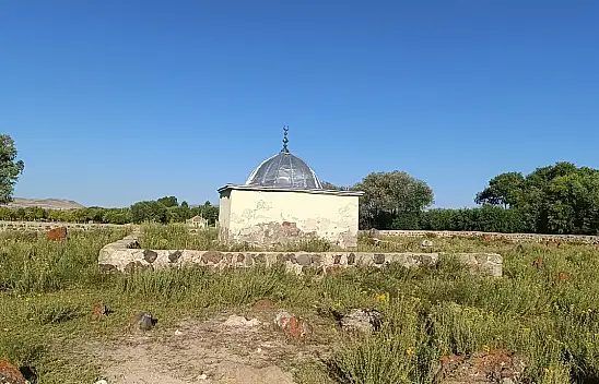 Allah dostu Nebi dede ziyaretçilerini ağırlıyor