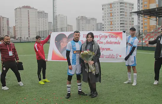 Amatör maçta sürpriz evlilik teklifi