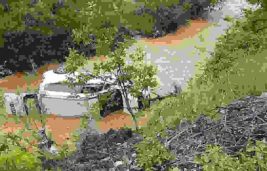 Araç dereye uçtu: 3 yaralı