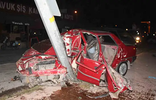 Feci kaza! Otomobil kağıt gibi ezildi