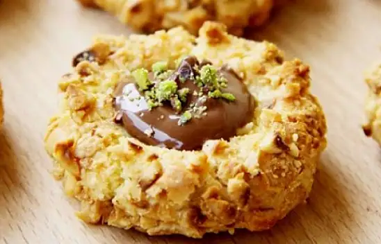 Az malzemeli kahve yanı kurabiye – Fındıklı kurabiye