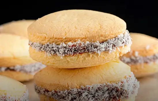 Az malzemeli kahve yanı kurabiye – Alfajor kurabiye