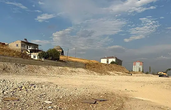 Depremde yıkılan binanın müteahhidi için yeni karar! Mahkemeden tahliye