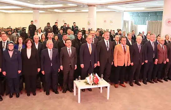 Bakan Özhaseki: '390 bin aileye ev vermek zorundayız'