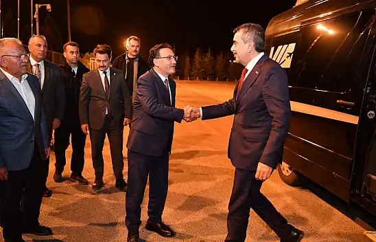 Bakan Tekin, Kayseri ziyaretinde tasarruf tedbirlerine uydu.