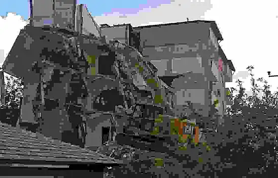 Baş kısmına moloz parçası fırlayan operatör ağır yaralandı