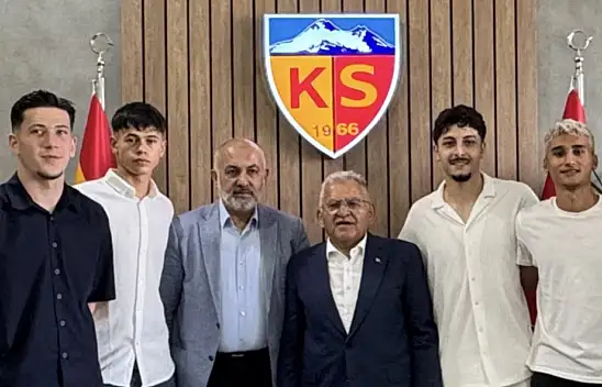 Başkan Büyükkılıç'ın da yakından takip ettiği imza töreninde 6 genç öne çıktı