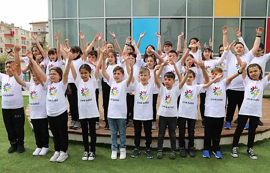 Çolakbayrakdar çocukların bayramını kutladı