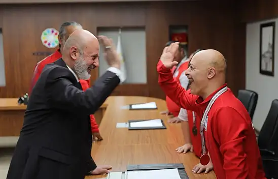 Başkan Çolakbayrakdar Kayseri'ye gurur yaşatan Kocasinan'ın özel sporcularını makamında ağırladı!