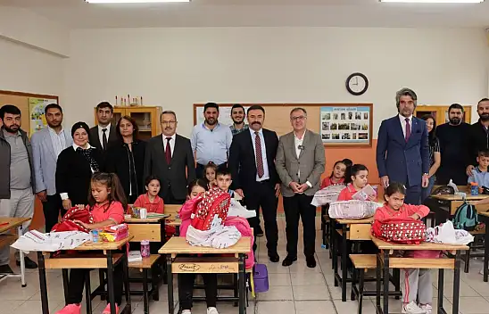 Başkan Özdoğan okul açılışında hediye dağıttı