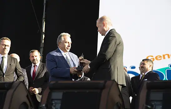 Başkan Yalçın Ödülünü, Cumhurbaşkanı'nın Elinden Aldı