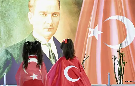 ''Bayrak Sevgisi'' teması nedir?