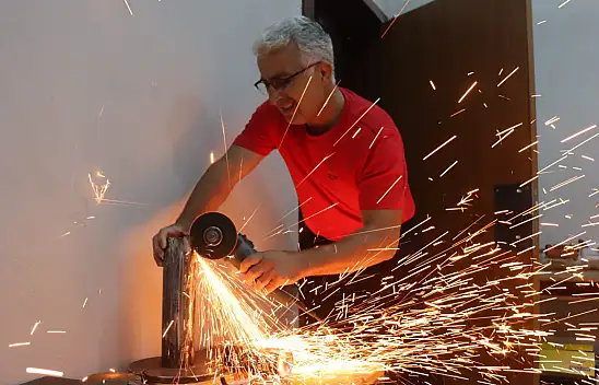 Beden Eğitimi Öğretmeni atıl malzemelerden spor malzemeleri üretiyor!