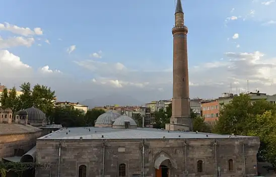 Bu Haftanın Cuma Hutbesi 'İlim izzete, şiddet zillete götürür' (22 Kasım)