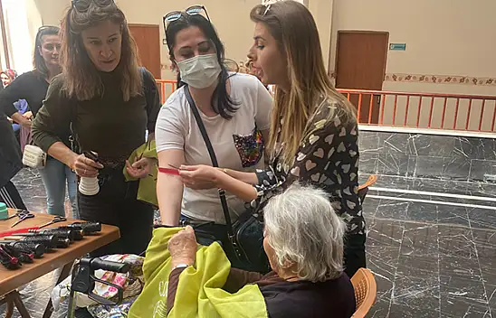 Büyüklerin ellerini öptüler - Saç tıraşı yaptılar!