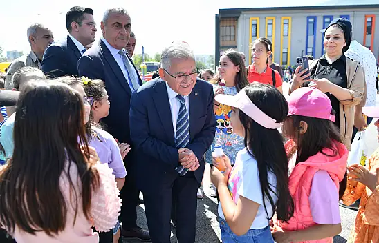 Büyükşehir Belediye Başkanı Okul Bahçesinde Miniklerle Eğlendi!