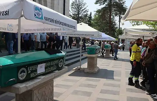 Canlı yayın yaparken hayatını kaybeden ünlü fenomen toprağa verildi