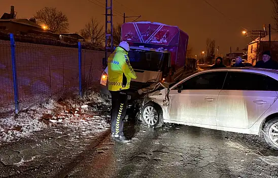 Cırgalan'da talihsiz kaza - İki araç kafa kafaya girdi: 3 yaralı