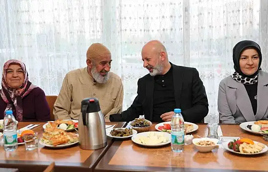 Çolakbayrakdar çifti,  depremzede ailelerle bayram da bir araya geldi