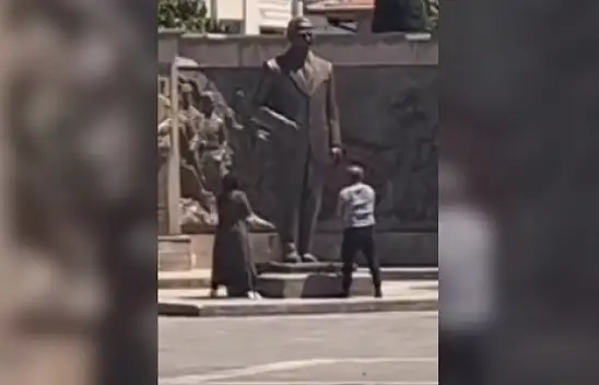 Cumhuriyet Meydanı'nda Atatürk Heykeline Saldırdılar!