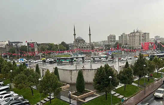 Cumhuriyet Meydanı'nda çil yavrusu gibi dağıldılar – İşte o görüntüler!