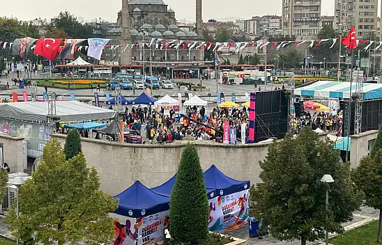 Cumhuriyet Meydanı'nda eğlence - Soğuk hava ve yağmura aldırış etmeden!