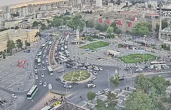 Cumhuriyet Meydanı'nda Ücretsiz Veriliyor – Kuyruk Hiç Bitmiyor!