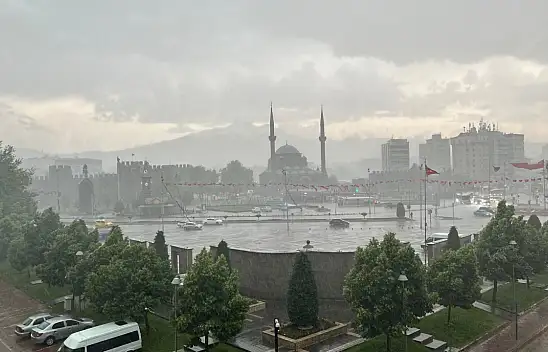 Cumhuriyet Meydanı'nı adeta fırtına vurdu! Bayraklar yere savruldu işte o görüntüler…