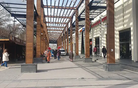 Cumhuriyet Meydanı rengârenk - Kayserililer üçer beşer alıyorlar!