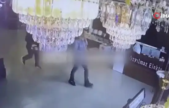 Deprem anında yaşanan panik kameraya böyle yansıdı