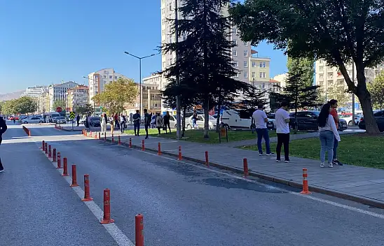 Depremi hisseden Kayserililer sokağa döküldü!
